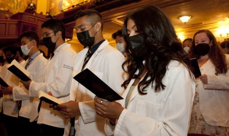 Members of the class of 2026 recite the Physician's Declaration at the 2022 White Coat Ceremony.